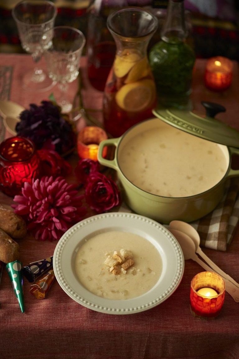 Bowl of creamy clam chowder